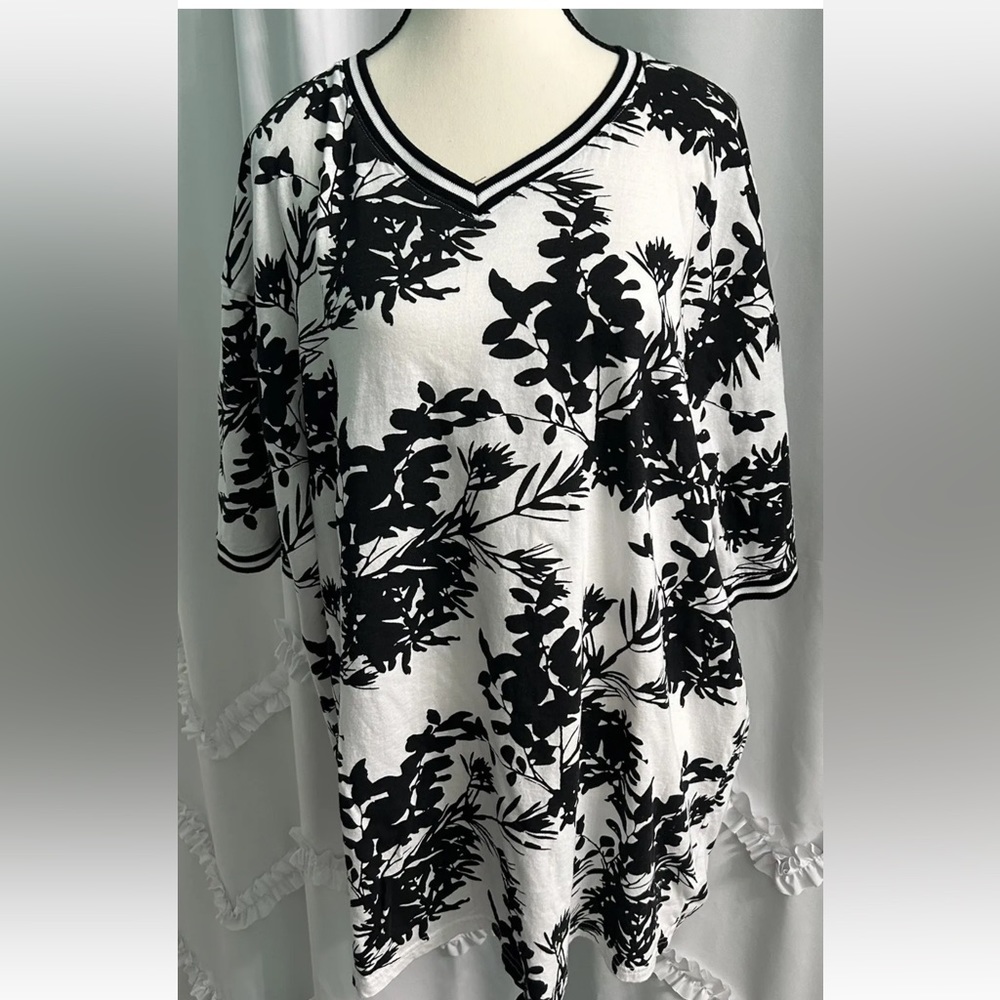 Broken Threads black-and-white all cotton women’s V-neck top 3X pit to pit 26”